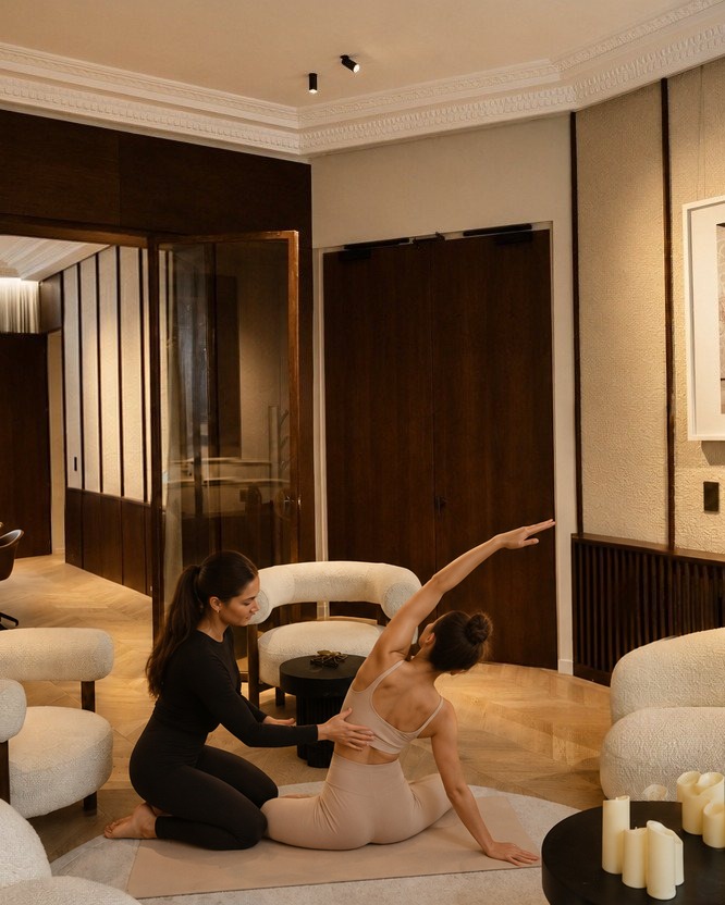 Séance d'étirements dans le salon