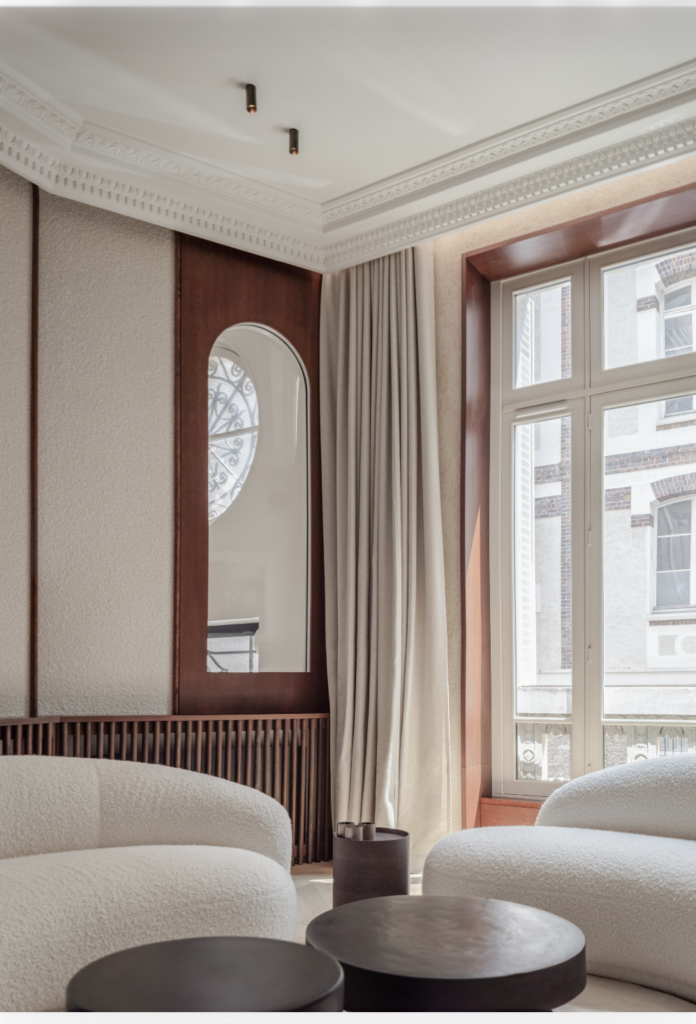 Salon — arche noyer, rideaux lin, fenêtre haussmannienne