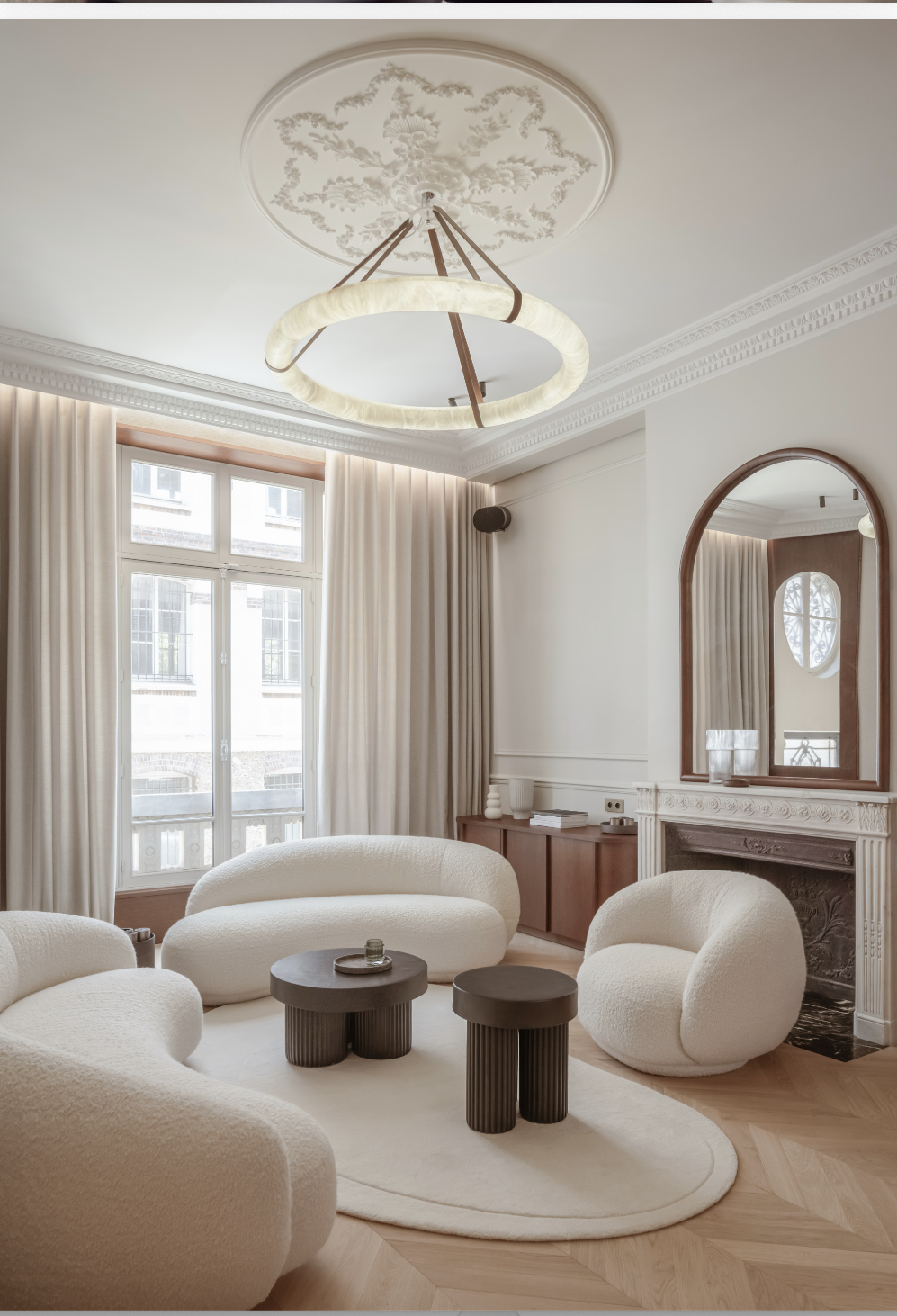 Salon principal de la Maison Viète — lustre d'albâtre, rosace, cheminée marbre, canapés bouclette