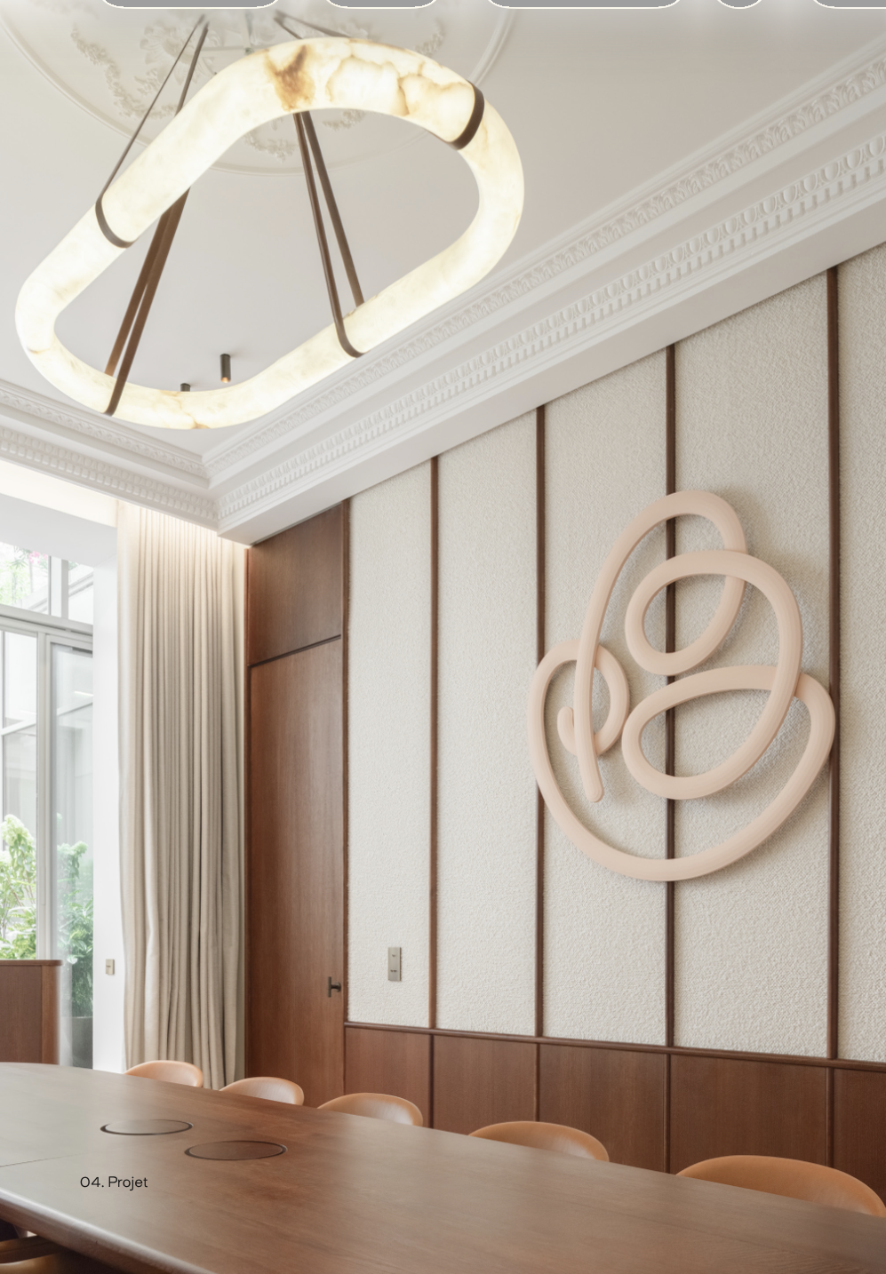 Salle du conseil — table ovale noyer, chaises cuir cognac, lustre