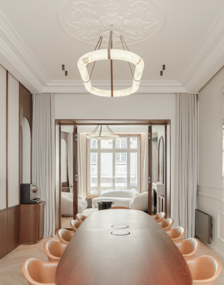 Salle du conseil — perspective table, chaises cuir, vue vers salon