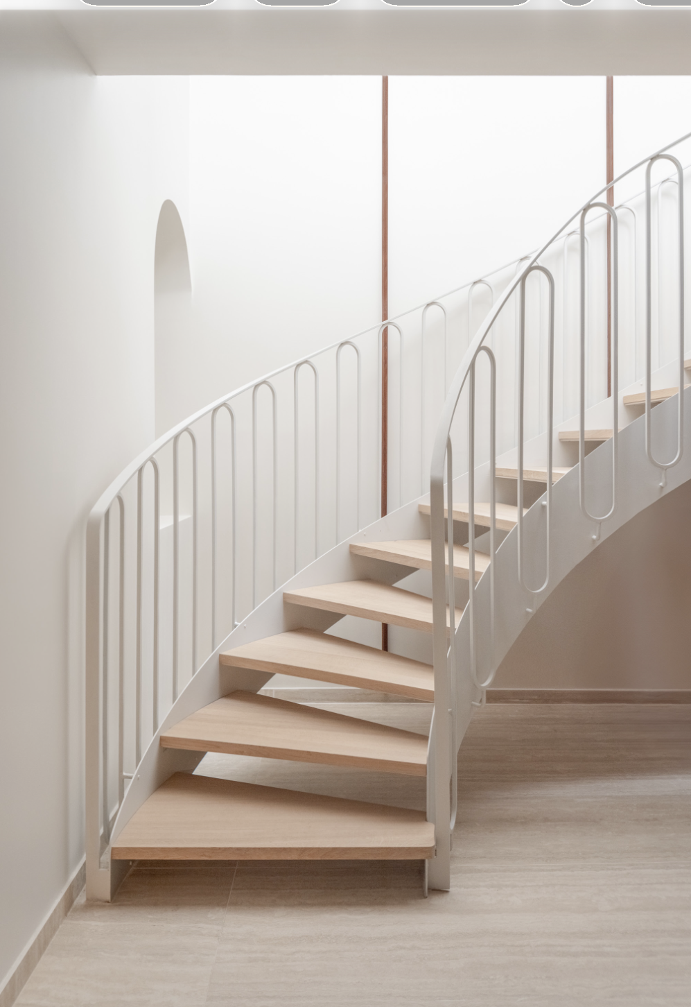 Escalier hélicoïdal — marches bois clair, garde-corps blanc
