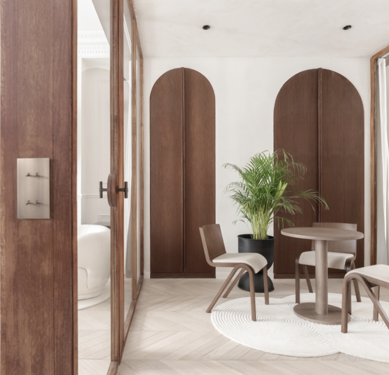 Bureau coworking — arches noyer, palmier, table ronde