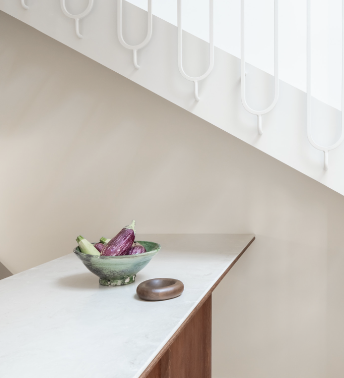 Détail — comptoir marbre blanc, coupe de fruits