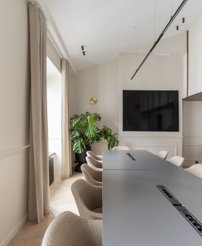 Salle séminaire — vue fenêtre, rideaux lin, chaises bouclette