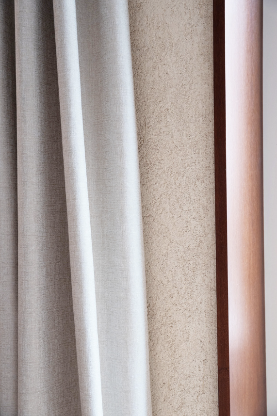 Détail matière — rideaux lin, bouclette, baguette noyer