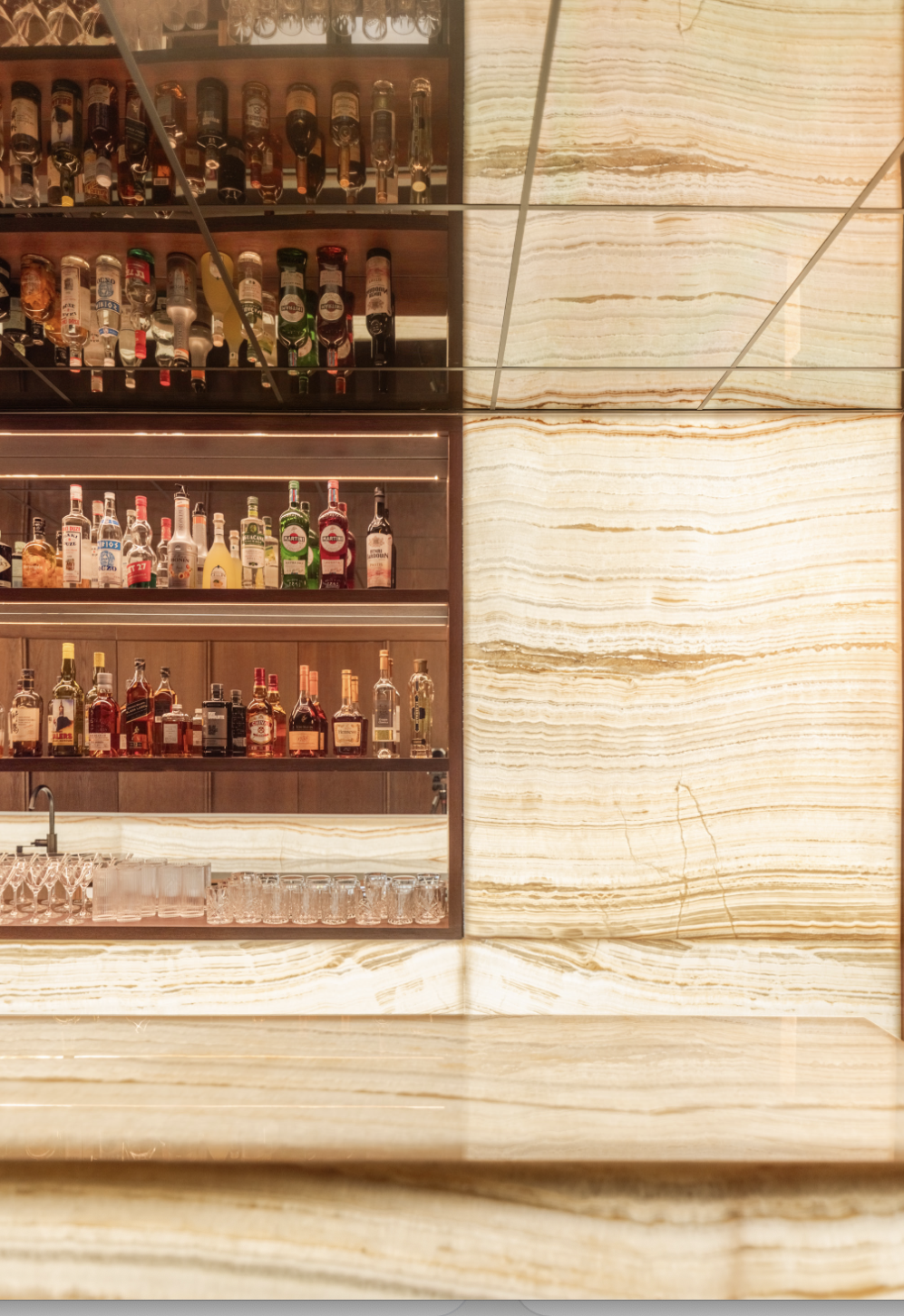 Bar onyx — étagères bouteilles, comptoir onyx rétroéclairé